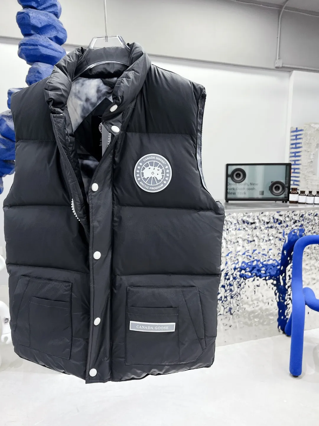 P480 𝗖𝗔𝗡𝗔𝗗𝗔 𝗚𝗢𝗢𝗦𝗘/Canada Goose White Label Glacier Vest Down Jacket Freestyle Vest THEICON This excellent down-filled vest can be freely layered with a variety of clothes, making it a favorite during the changing seasons. It's classic, versatile and provides excellent warmth. The Northern Lights capsule collection is reimagined in rich tones inspired by the stunning colors of Canada's north. The Glacial Haze capsule collection is revamped with a striking and layered color palette that evokes the feeling of being caught in the mist surrounding icebergs and glaciers. The top original replica version refers to the highest version in China (there is no one) (it is a piece of craftsmanship to make a piece of clothing that is ZP when placed in the counter) 1⃣ Made of original custom-made double plain 9500-100% nylon nylon fabric, windproof, waterproof and stain-resistant 2⃣ Filled with national standard Guangzhou Inspection white duck down, the amount of down is more than twice that of ordinary goods.  3⃣The zipper is customized from Yoshida YKK factory, with clear engraving and perfect and smooth texture. 4⃣Collar label, armband, back label, hangtag, complete anti-counterfeiting mark. Color: black, white, mood blue, melted water blue, graphite gray, purple. Size: XS S M L XL XXL